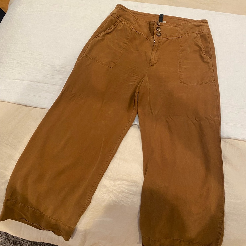 Size 12 wide leg kut from the Kloth khaki 3 button pants